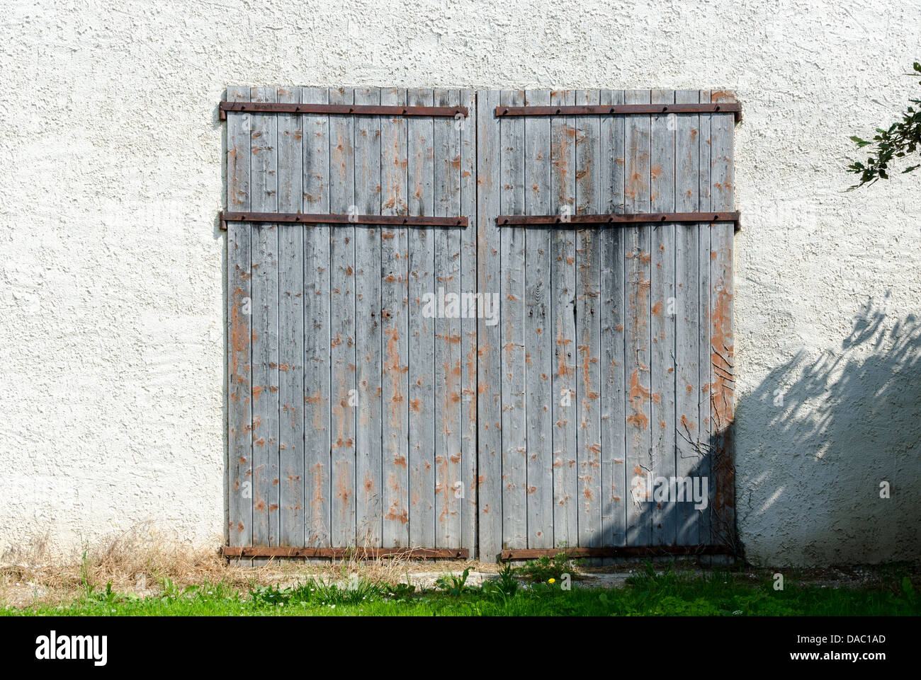 Il vecchio fienile in legno porte su un edificio rurale nella cittadina francese di Chevry nella Francia orientale Foto Stock