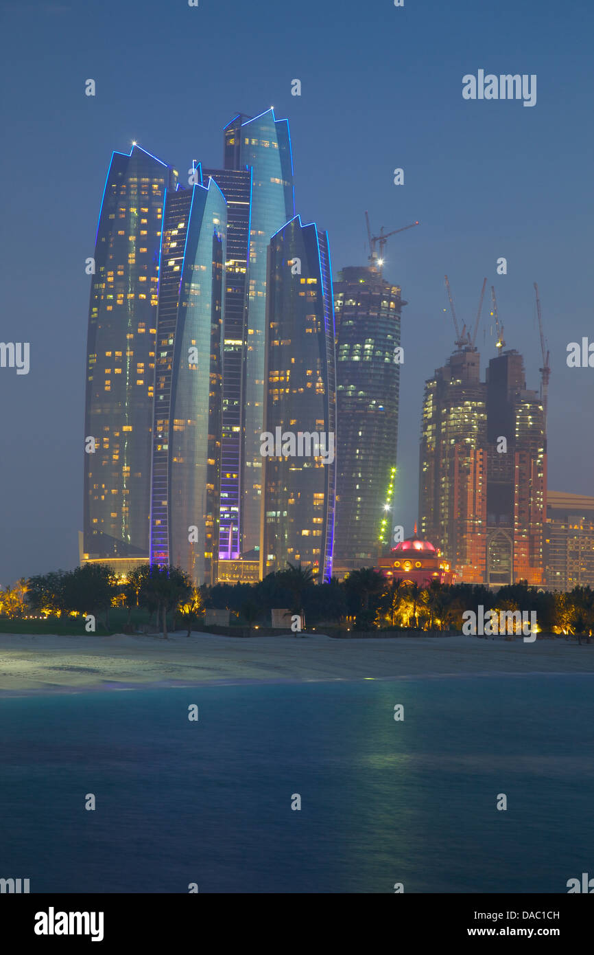 Emirato Torri di notte, Abu Dhabi, Emirati Arabi Uniti, Medio Oriente Foto Stock