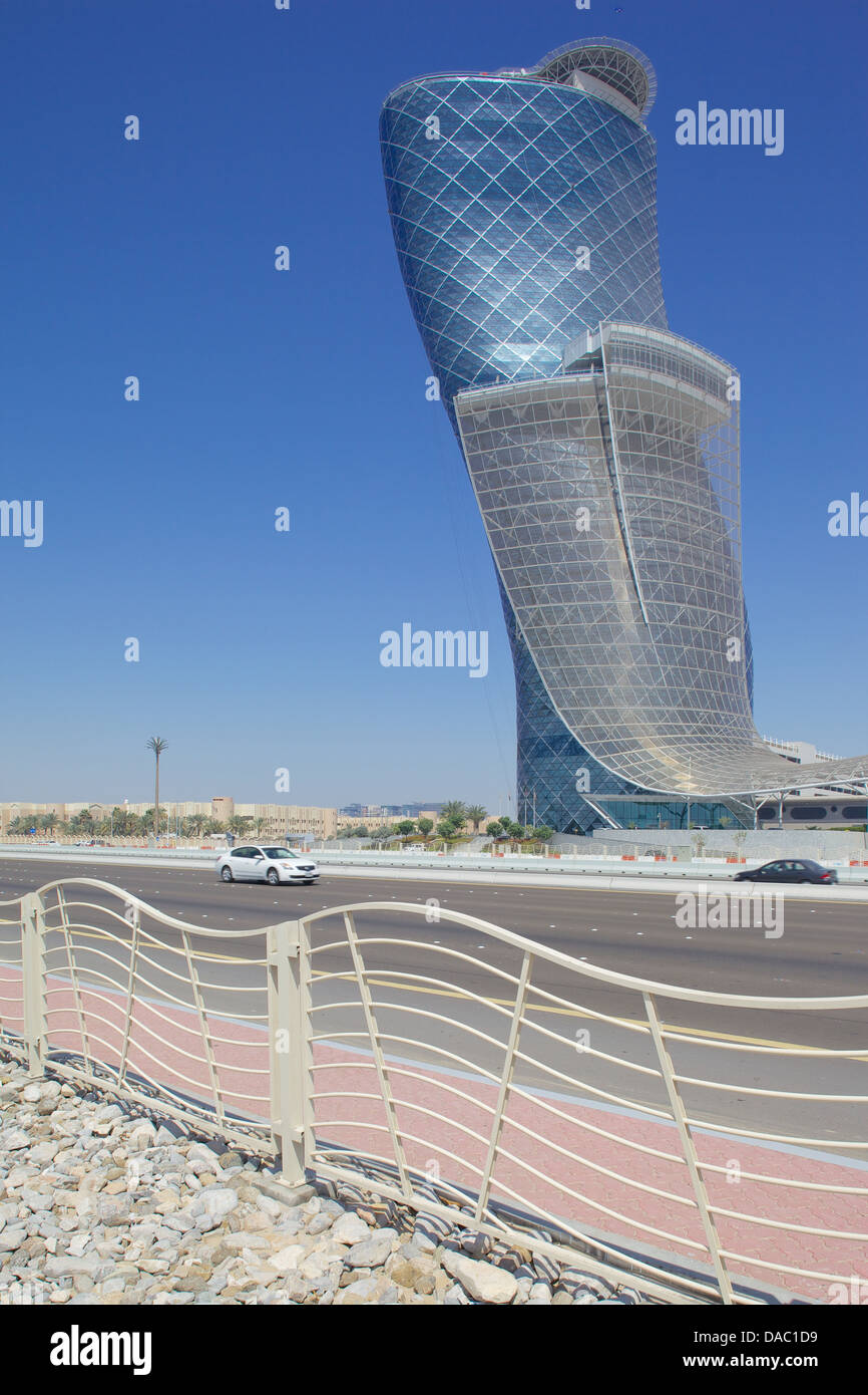 Hyatt Capital Gate Hotel nei pressi di Abu Dhabi al centro esposizioni da Aloft Hotel, Abu Dhabi, Emirati Arabi Uniti, Medio Oriente Foto Stock
