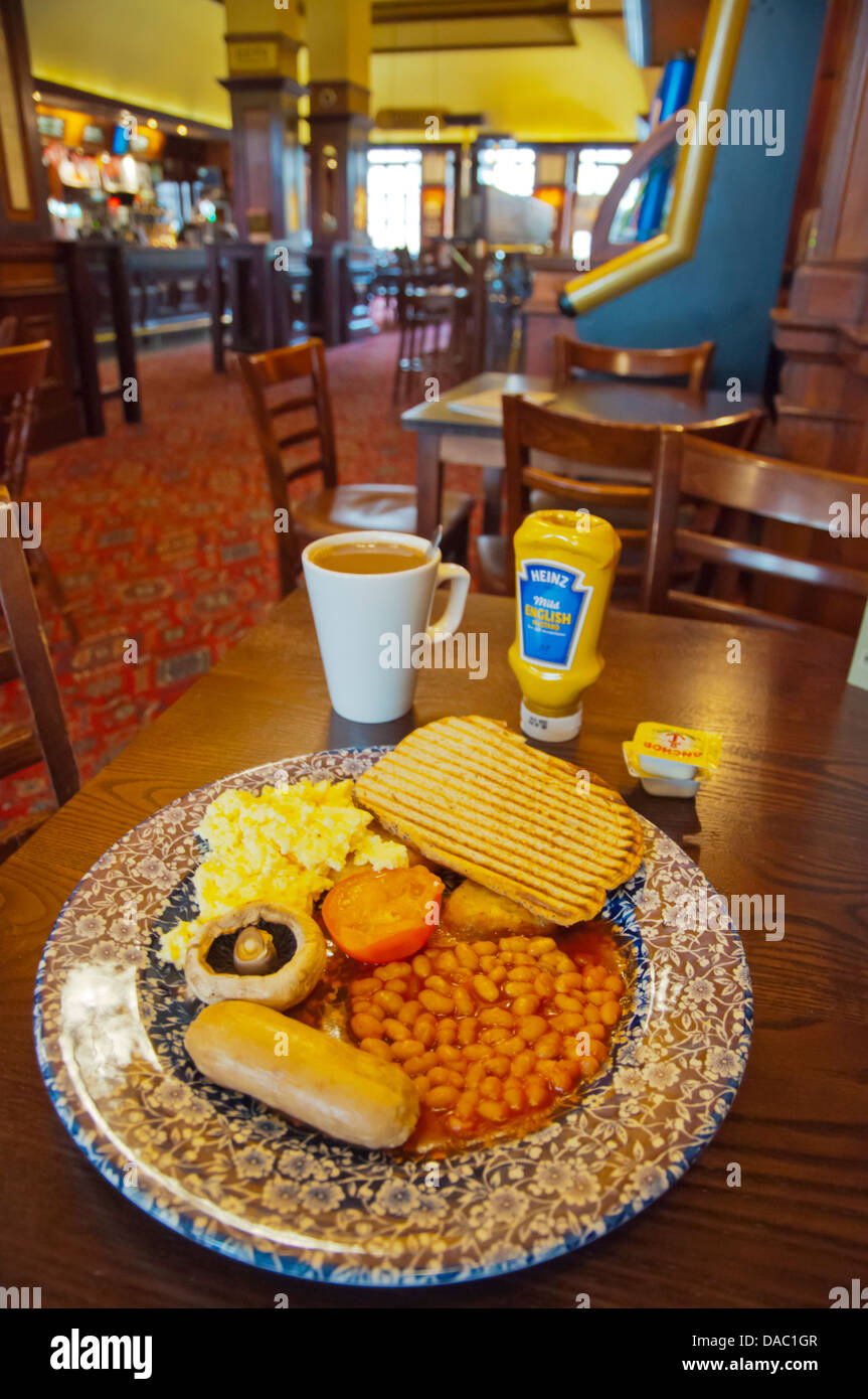 Colazione vegetariana catena Wetherspoon pub ristorante central London Inghilterra Gran Bretagna UK Europa Foto Stock