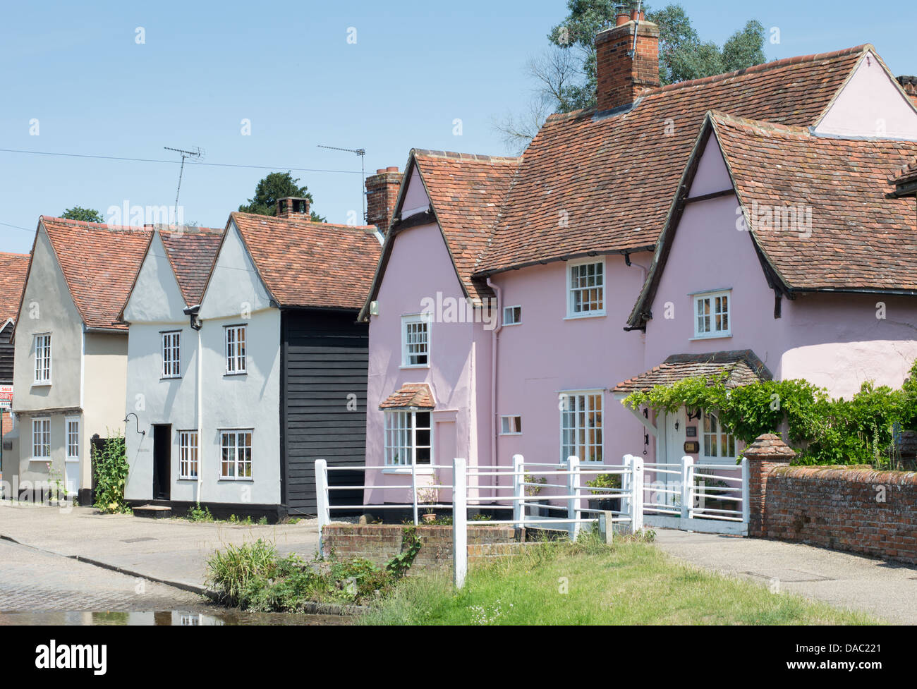 Case tradizionali nel pittoresco villaggio inglese di Kersey nel Suffolk. Foto Stock