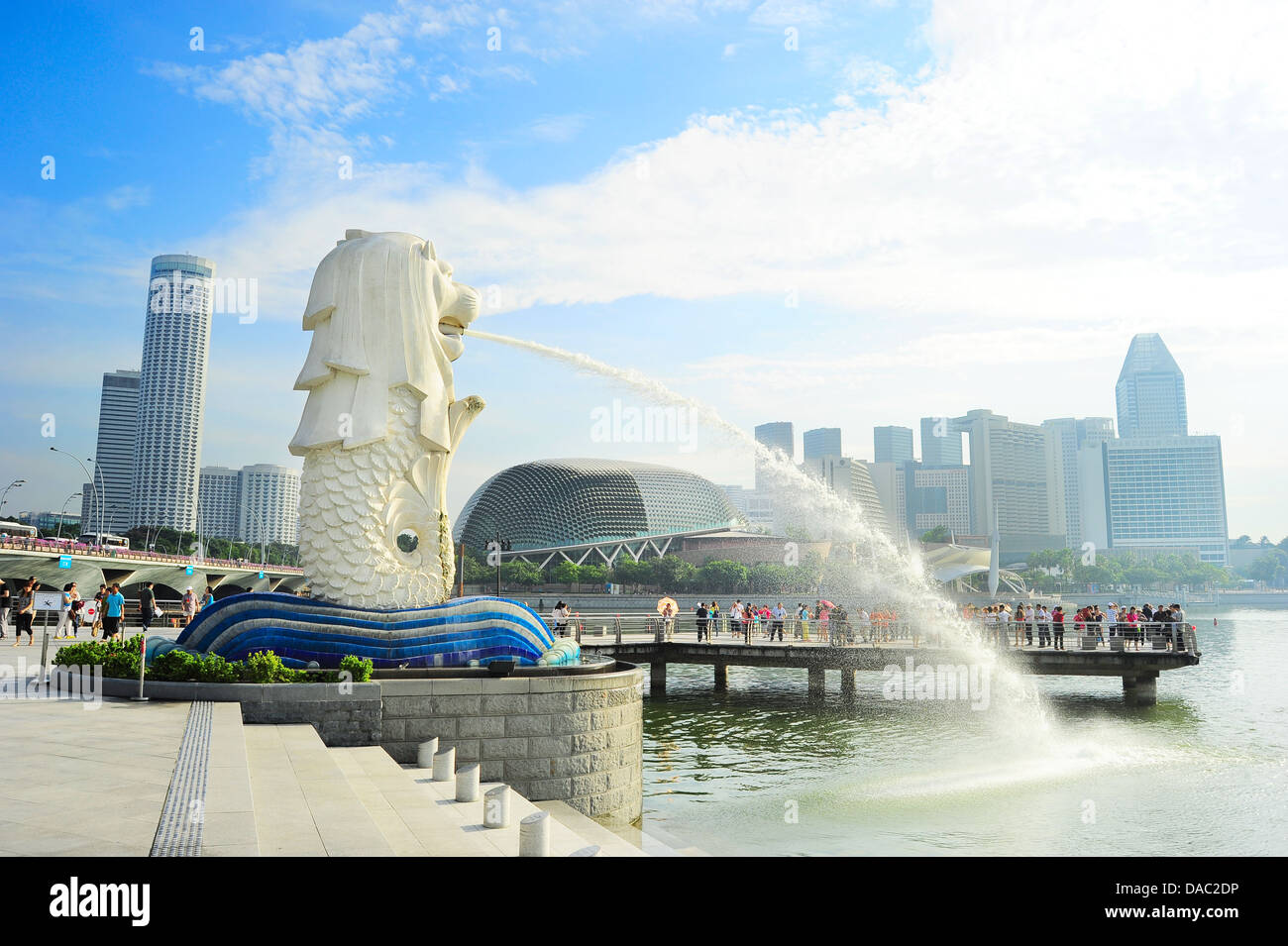 I turisti al Merlion fontana nella parte anteriore dei Teatri Esplanade sulla Baia di Singapore Foto Stock