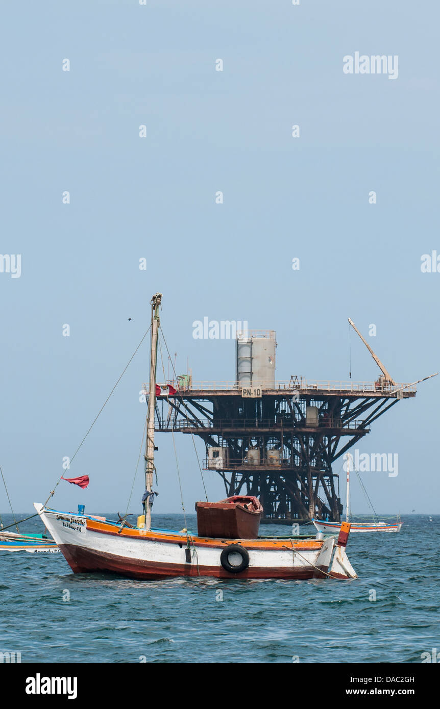 Barche da pesca e offshore olio marino ben piattaforma off Cabo Blanco, Perù. Foto Stock