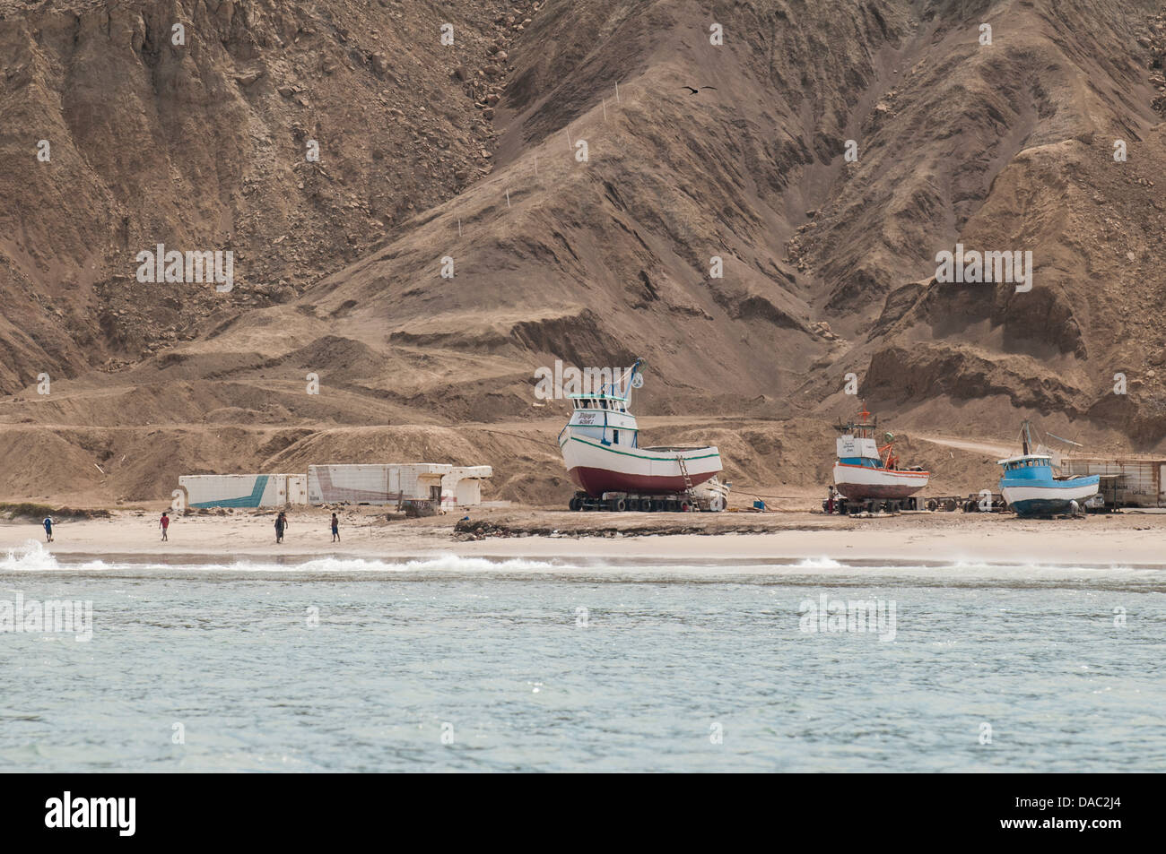 La sardina barche di pescatori sulla spiaggia di linea a Cabo Blanco, Perù. Foto Stock