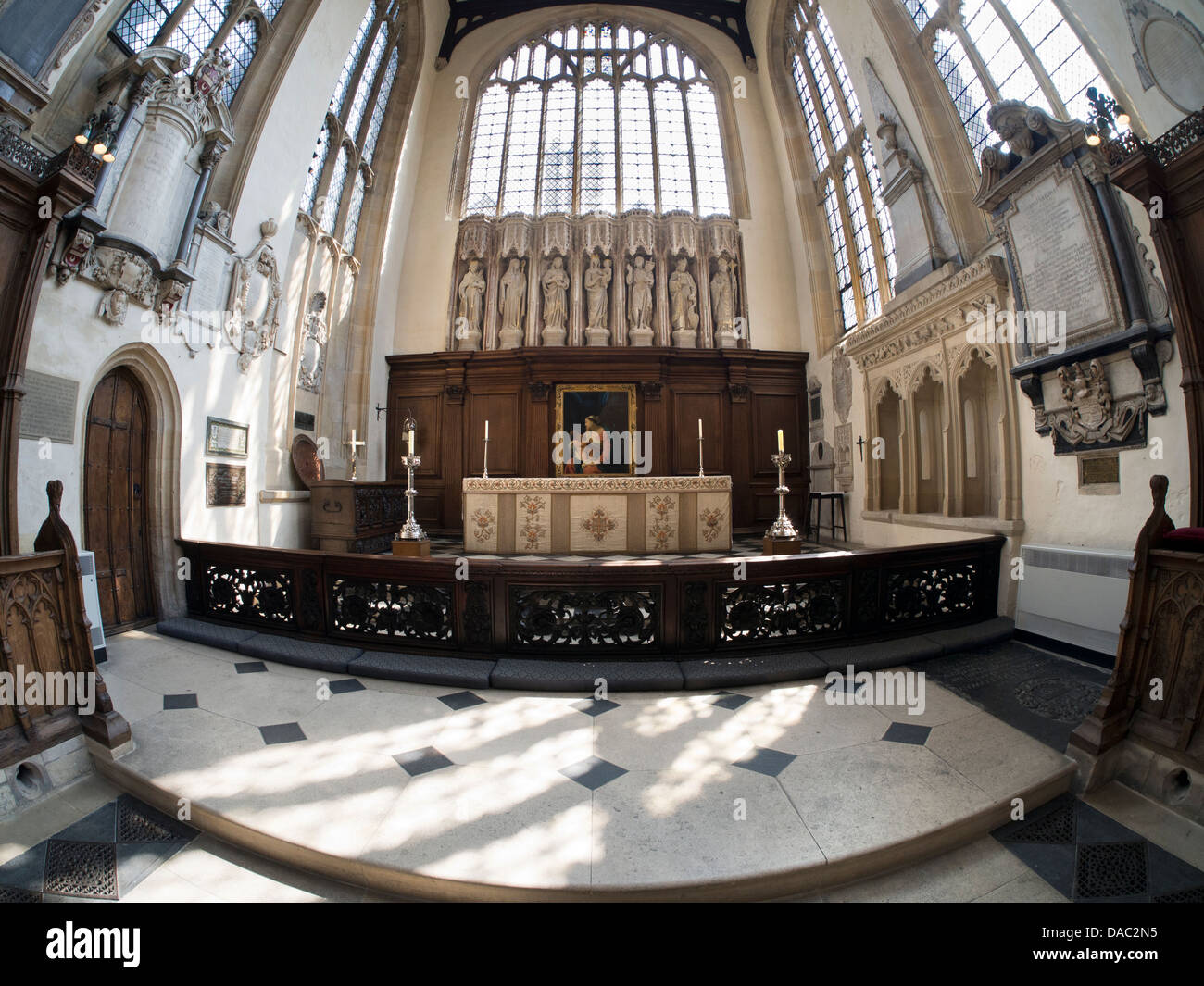 L'altare della chiesa di Santa Maria, Oxford - Vista fisheye 1 Foto Stock
