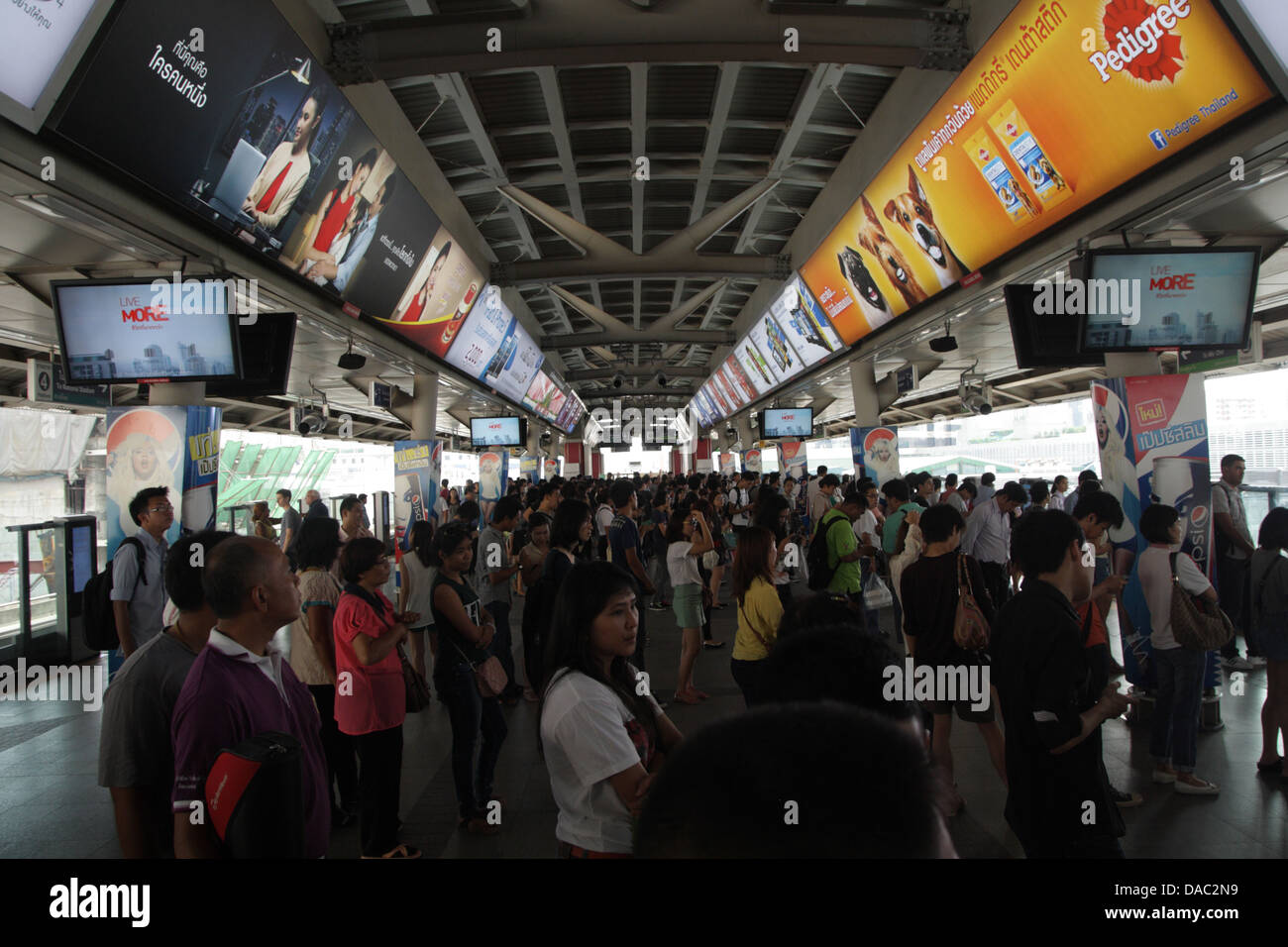 Persone in attesa per il treno on Siam BTS Station a Bangkok , Thailandia Foto Stock