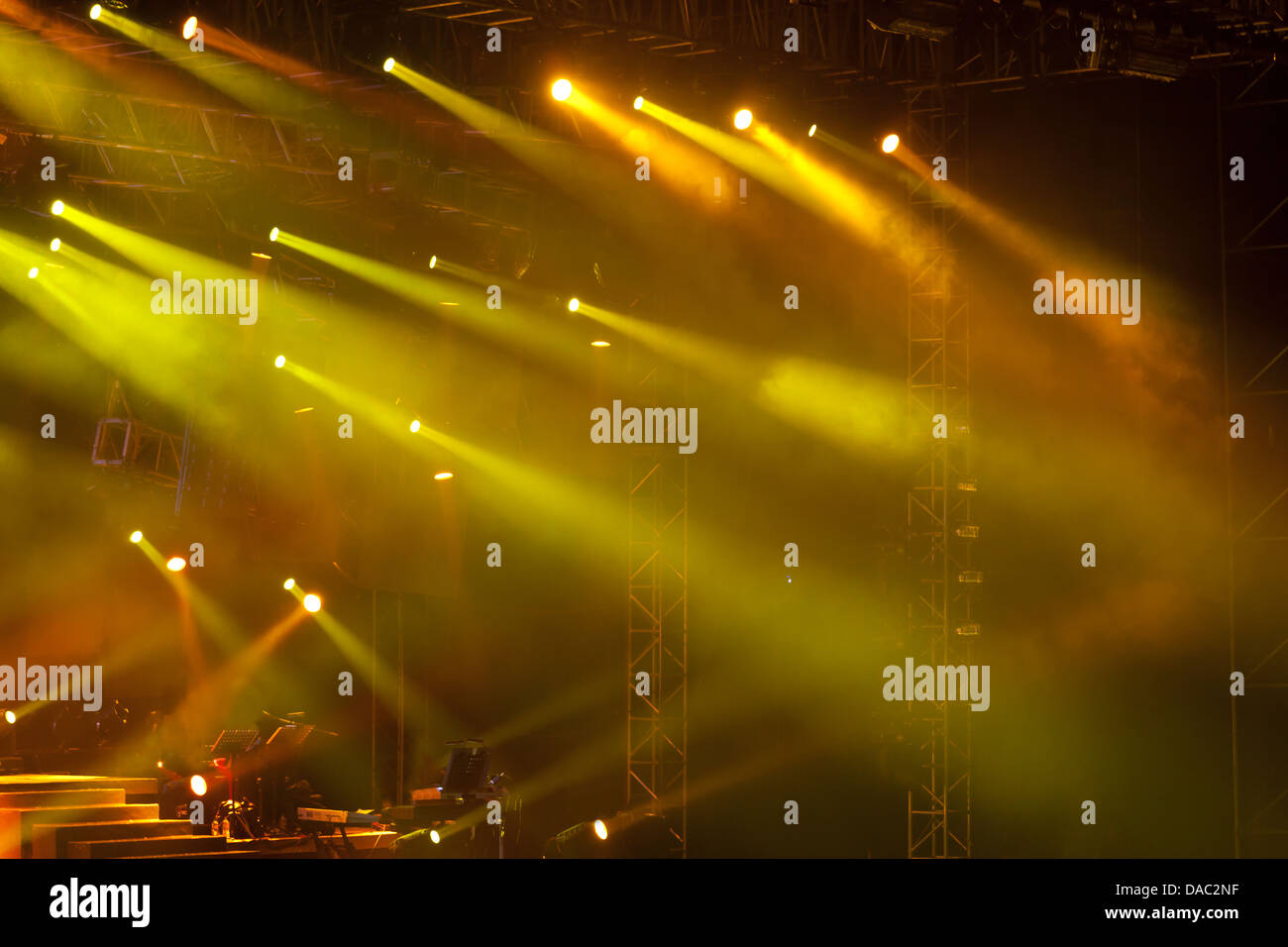 Immagine della fase di giallo luci, nebbia spessa crea il dramma Foto Stock