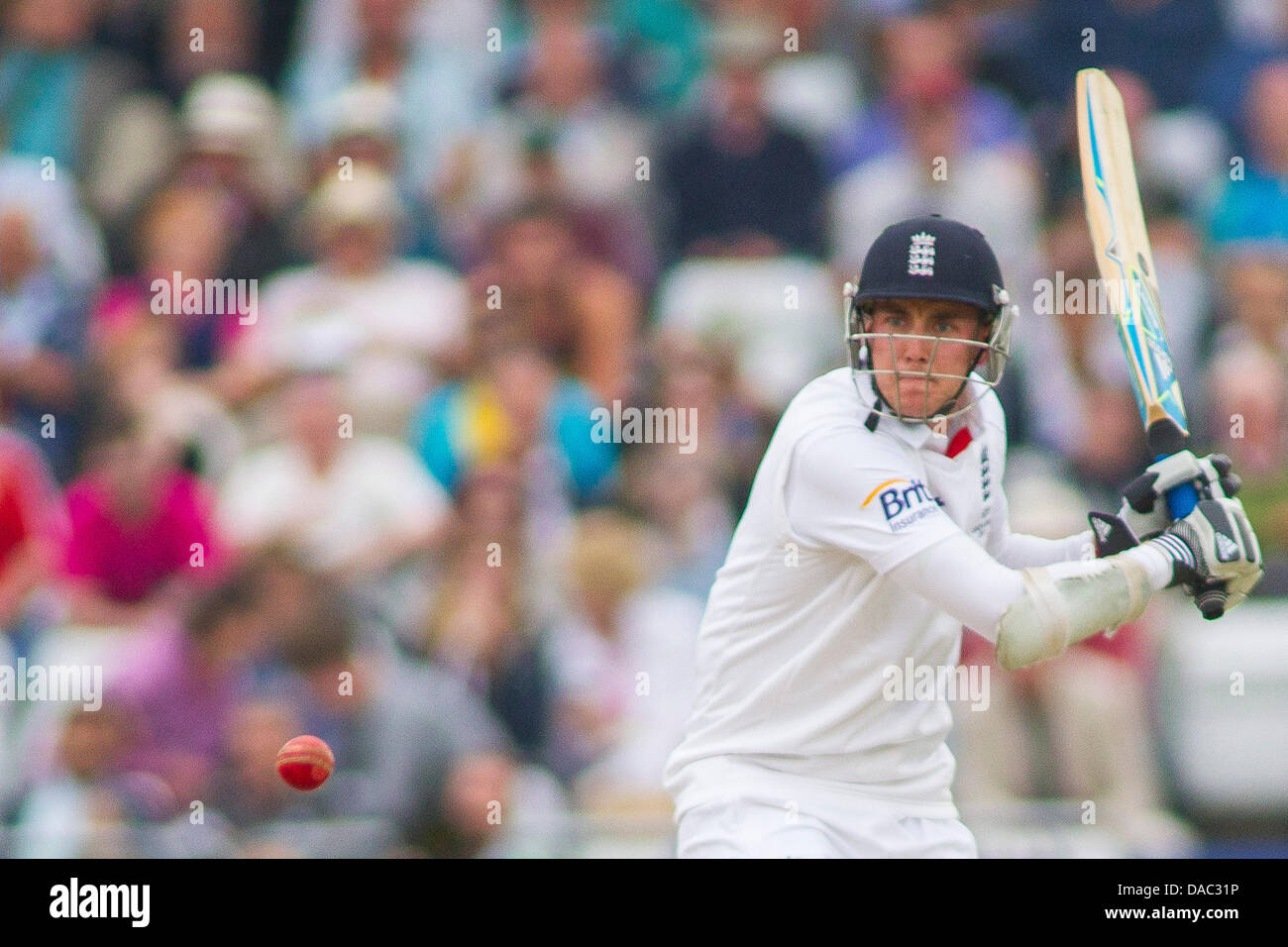 Nottingham, Regno Unito. 10 Luglio, 2013. L'Inghilterra Stuart ampia durante il giorno uno dei primi Investec Ceneri Test match a Trent Bridge Cricket Ground sulla luglio 10, 2013 a Nottingham, Inghilterra. Credito: Mitchell Gunn/ESPA/Alamy Live News Foto Stock