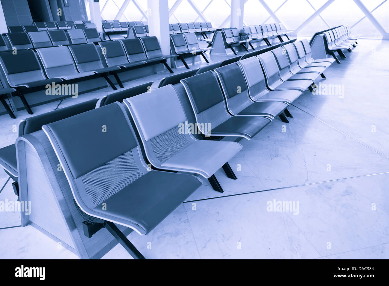 Airport Terminal area di attesa, nei toni del blu. Foto Stock