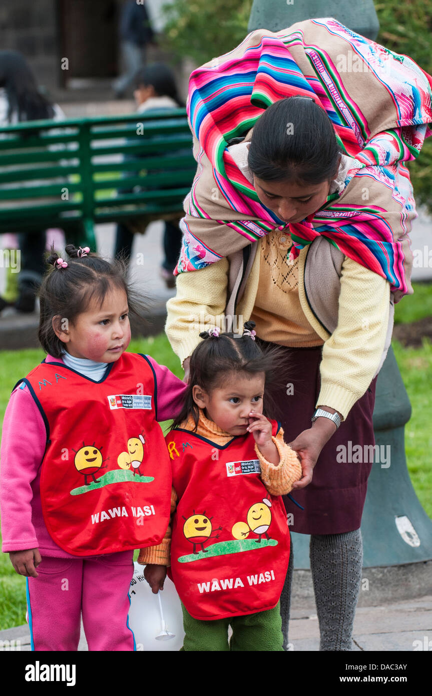 Inca inca donna madre in caucciù tradizionali i bambini e le bambine plaza de armas Cusco, Perù. Foto Stock