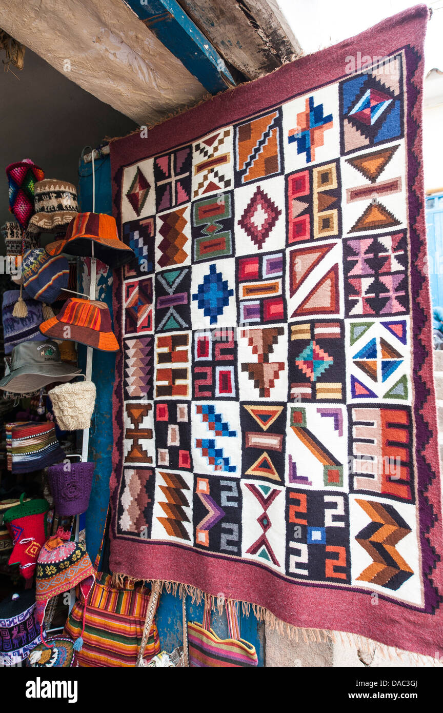 Souvenir lana tessuto tessile abbigliamento panno coperta nel mercato, Cusco, Perù. Foto Stock
