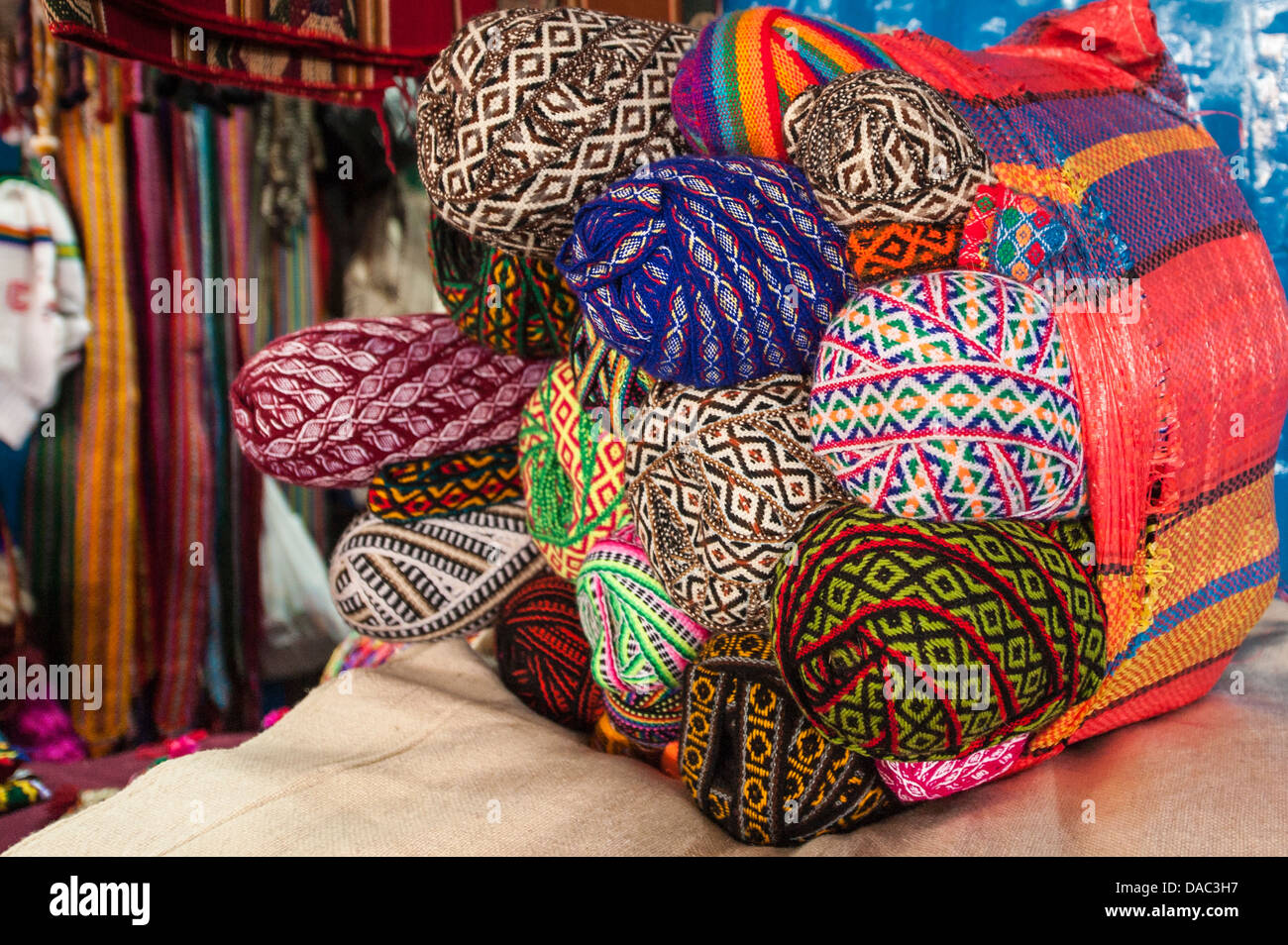 Inca peruviano inca tessuti tessili filati di lana tessuto merci nel mercato locale Cusco, Perù. Foto Stock