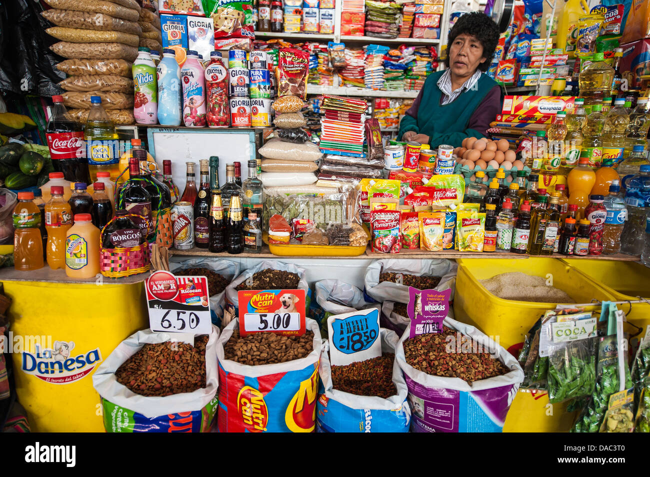 Inca donna fornitore di generi alimentari tende vende la vendita di alimenti prodotti di grano negozio di stallo al mercato locale nel centro di Cusco, Perù. Foto Stock