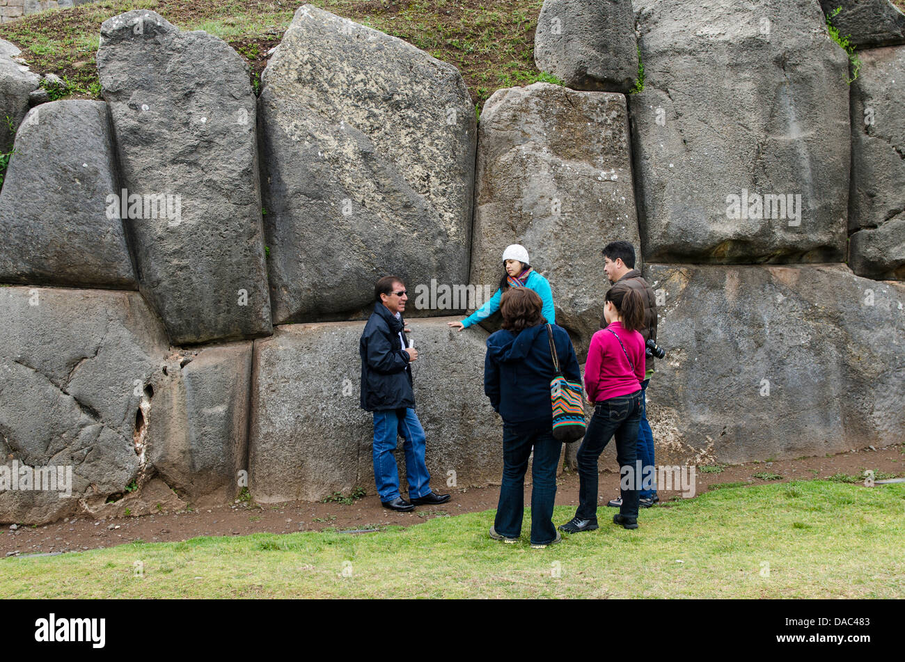 Le antiche rovine di Saqsaywaman, Sacsayhuaman ex capitale del Inca impero Inca e sito Patrimonio Mondiale dell'UNESCO, Cusco, Perù. Foto Stock