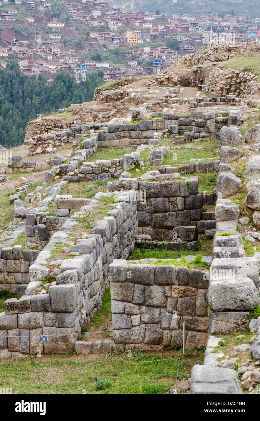 Le antiche rovine di Saqsaywaman, Sacsayhuaman ex capitale del Inca impero Inca e sito Patrimonio Mondiale dell'UNESCO, Cusco, Perù. Foto Stock
