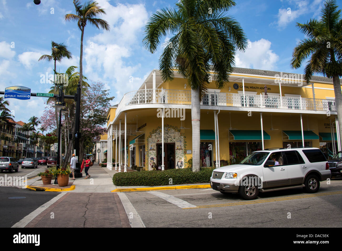 Scena di strada sulla Quinta Avenue nel centro cittadino di Naples, Florida FL USA Foto Stock