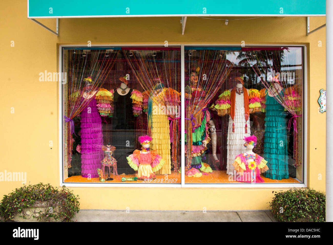 Vetrina con abiti a fantasia sulla Quinta Avenue a Napoli Florida FL USA Foto Stock