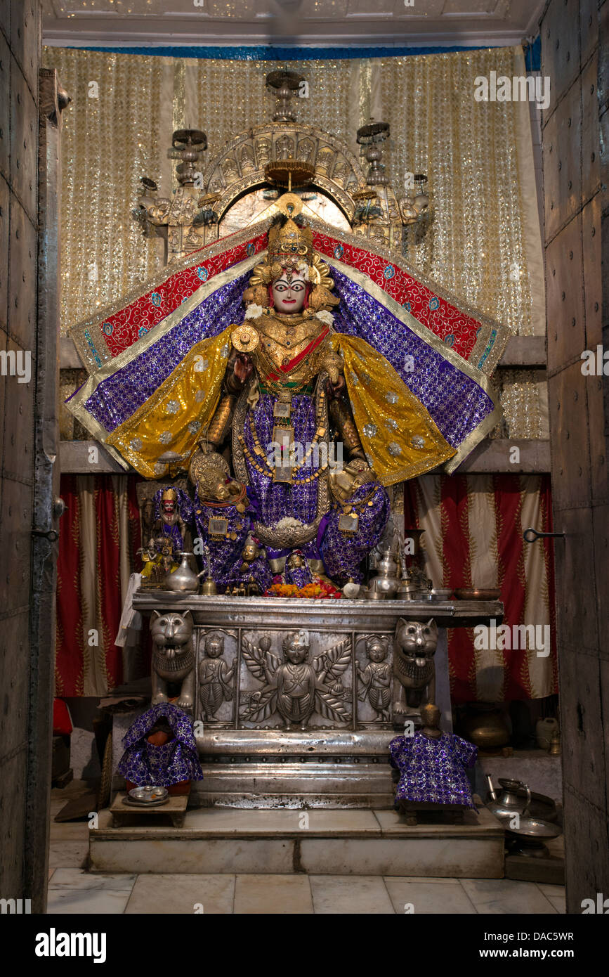 La dea Indù Laxmi sorge nel tempio principale in Chamba, Himachal Pradesh, India Foto Stock