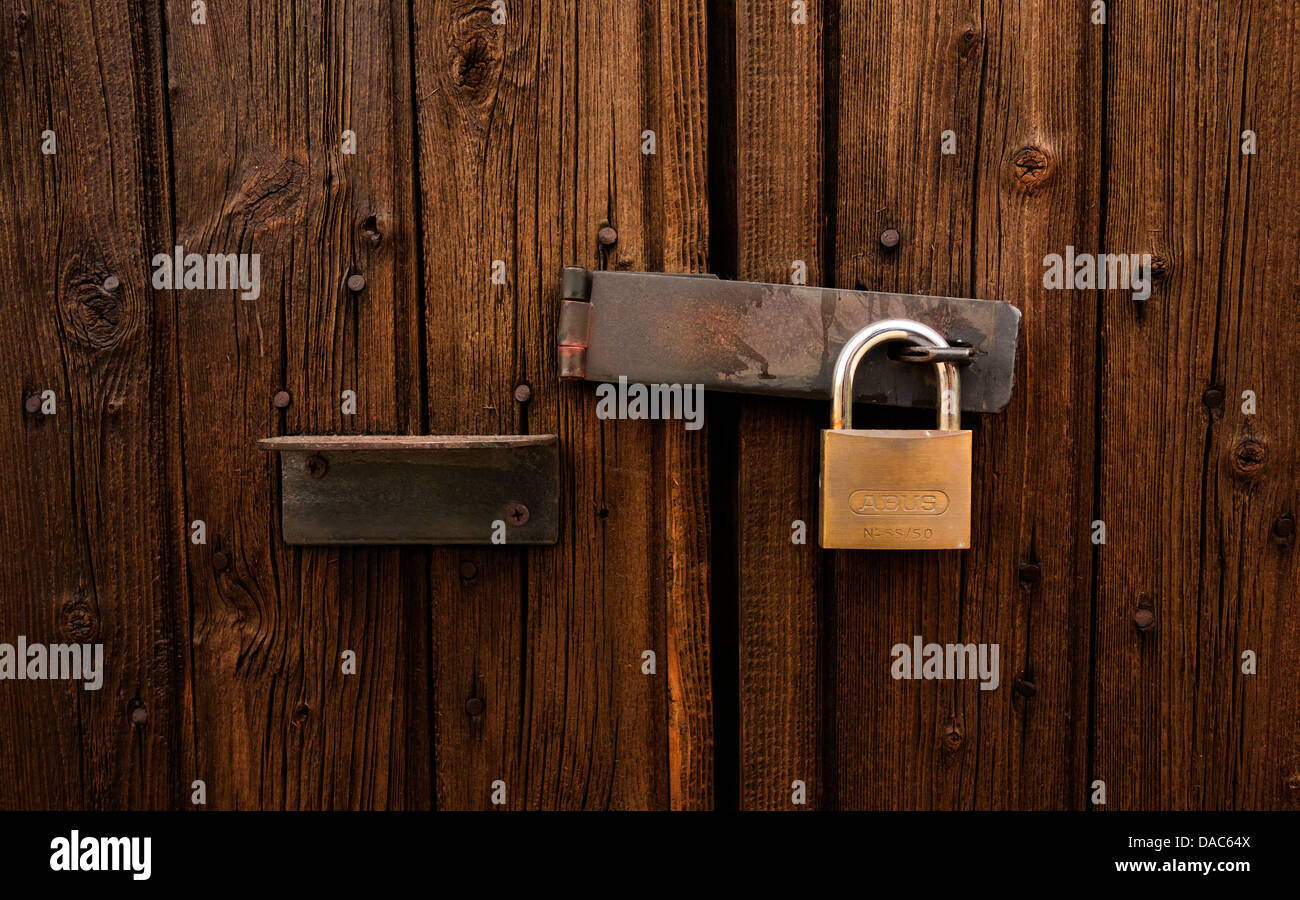 Chiusura con lucchetto e fiocco tenendo le porte chiuse Foto Stock