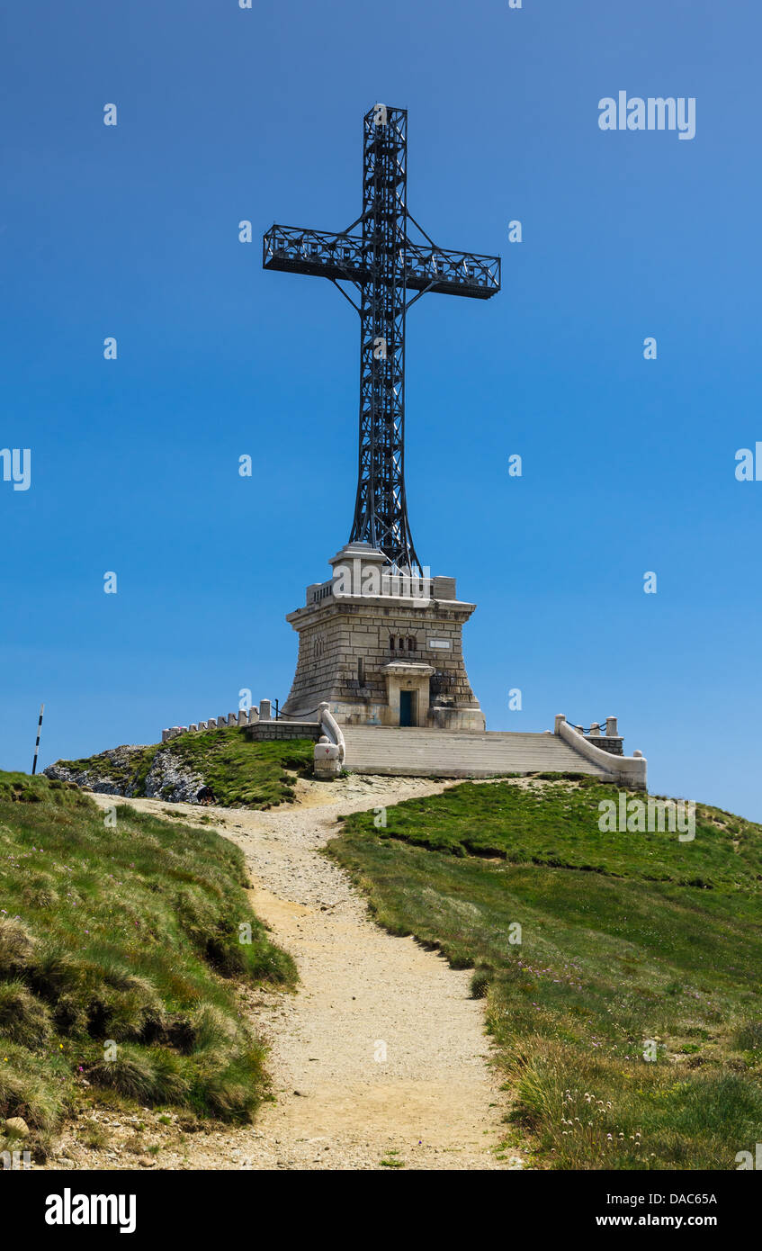 Scenario estivo dei Carpazi in Romania, con Bucegi Caraiman Croce (2284 m) Foto Stock
