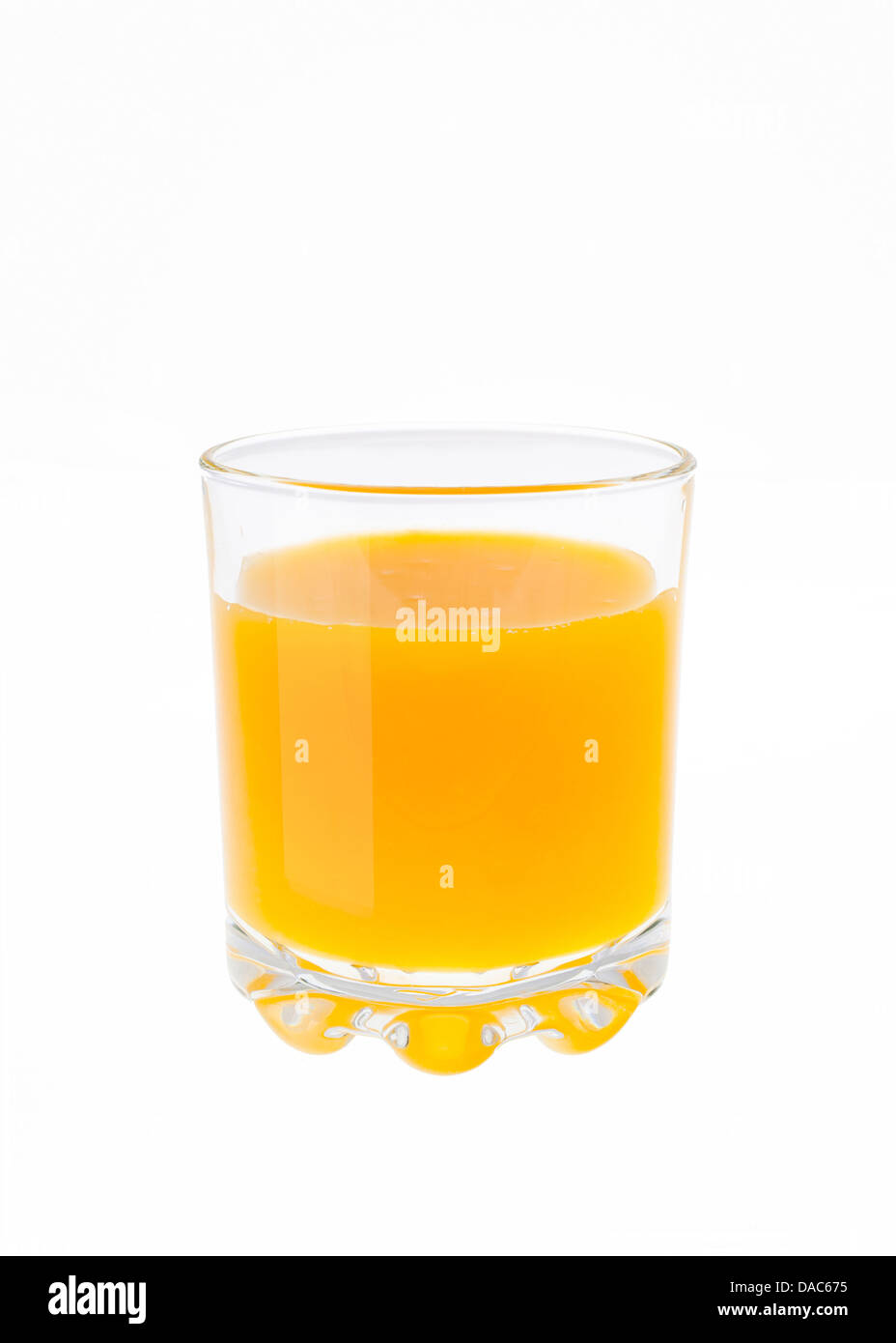 Bicchiere di succo di arancia isolato su bianco (cut-out) Foto Stock