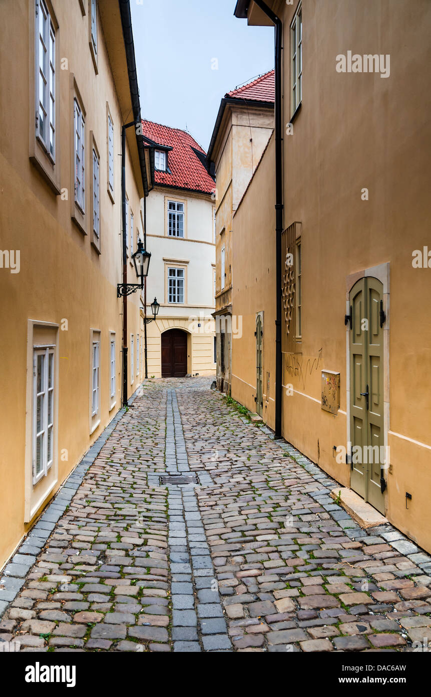 Medievale stretta strada pedonale in Praga, Repubblica Cezch Foto Stock