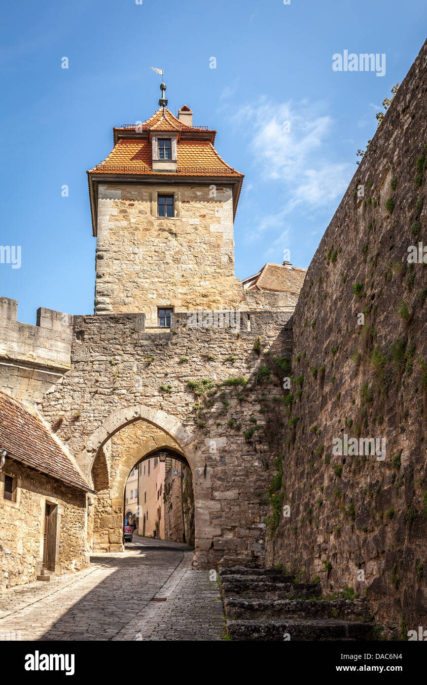 Città Vecchia e gateway tower, Rothenburg ob der Tauber, Germania, Europa. Foto Stock