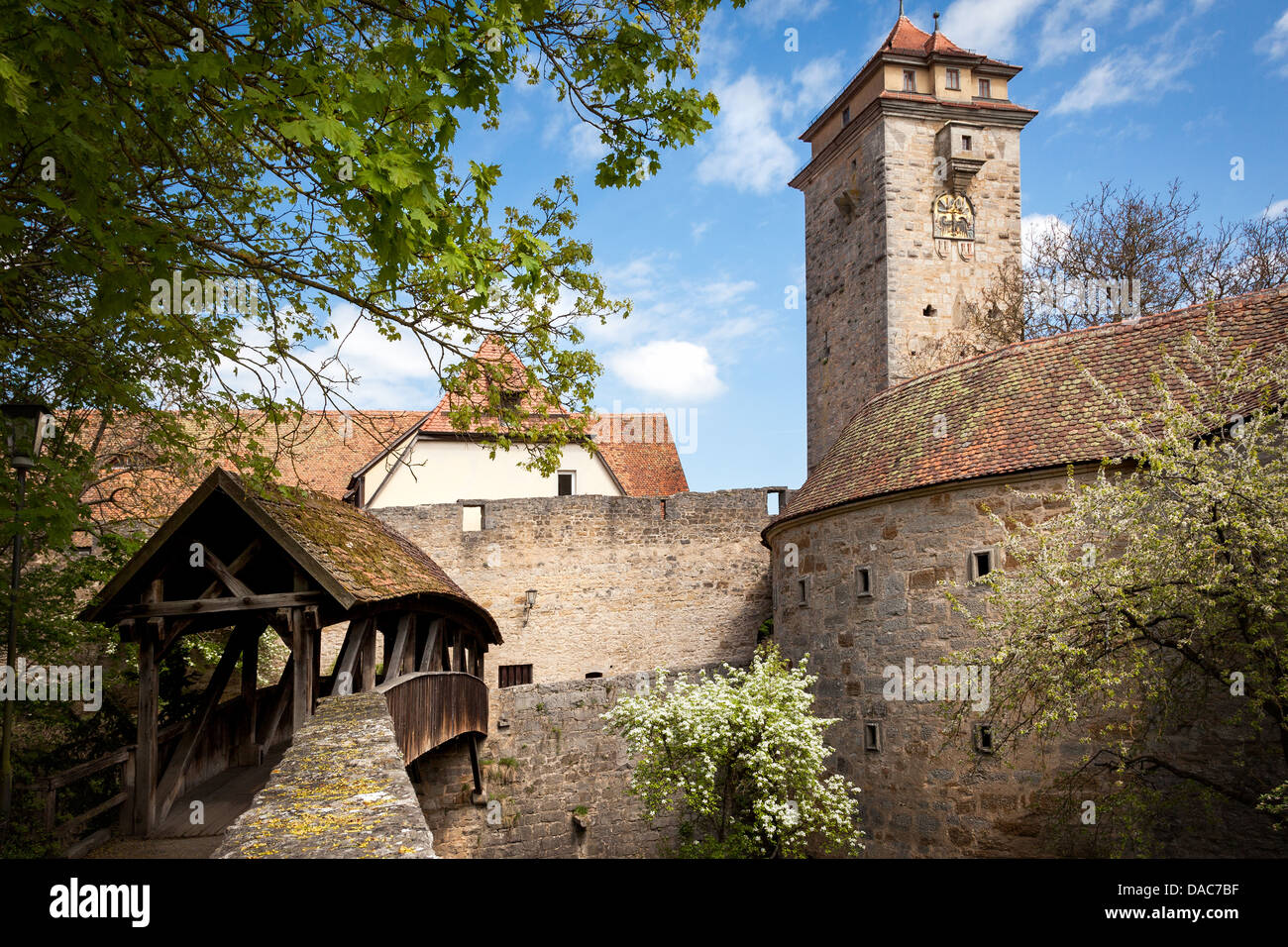 Città vecchia parete e edifici, Rothenburg ob der Tauber, Germania, Europa. Foto Stock
