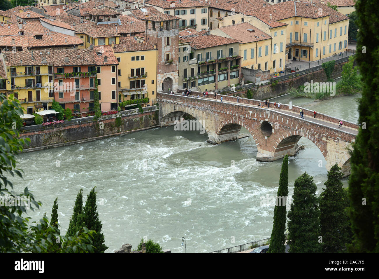 Verona Italia Ponte Pietra Che Attraversa Il Fiume Adige Foto Stock Alamy
