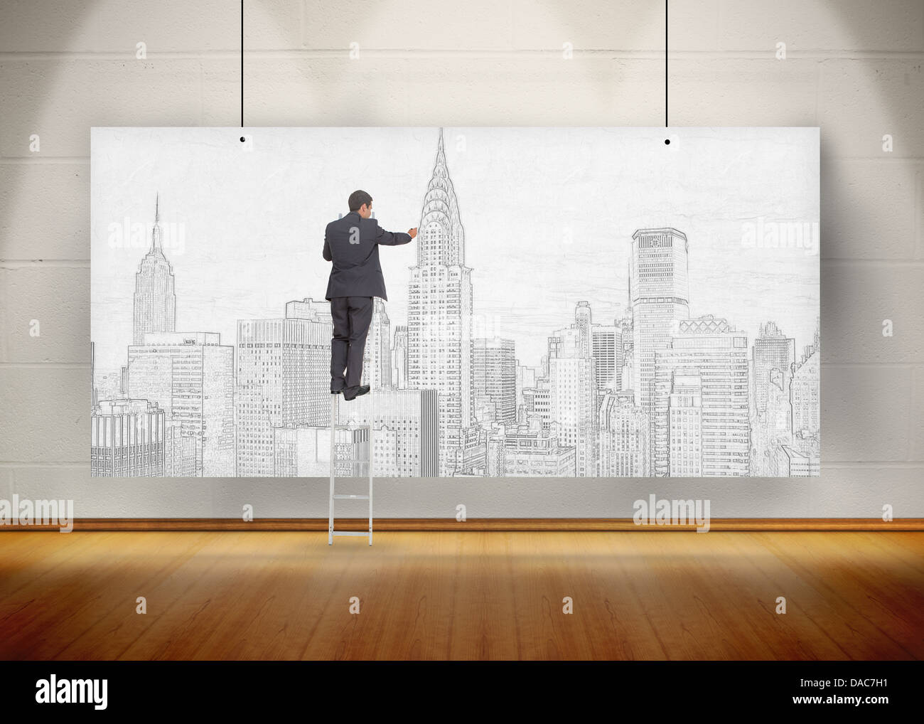 Imprenditore permanente sulla scaletta e il disegno di una città su un poster appeso Foto Stock