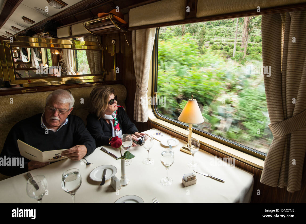 Passeggeri diners in auto da pranzo a bordo del treno Hiram Bingham carrello auto nei pressi di Ollantaytambo, Valle Sacra, Perù. Foto Stock