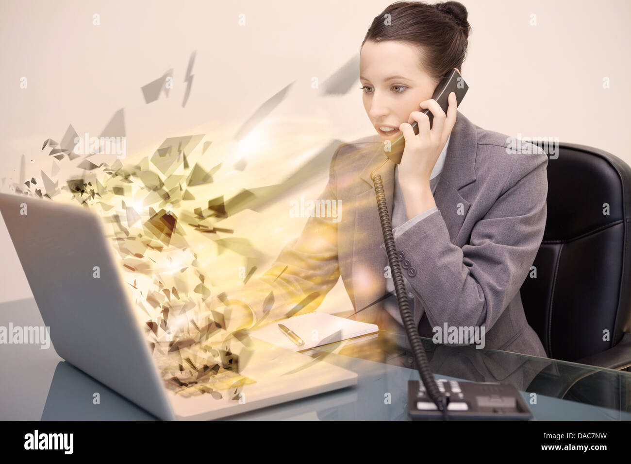 Lo schermo del notebook di una imprenditrice esplodere Foto Stock