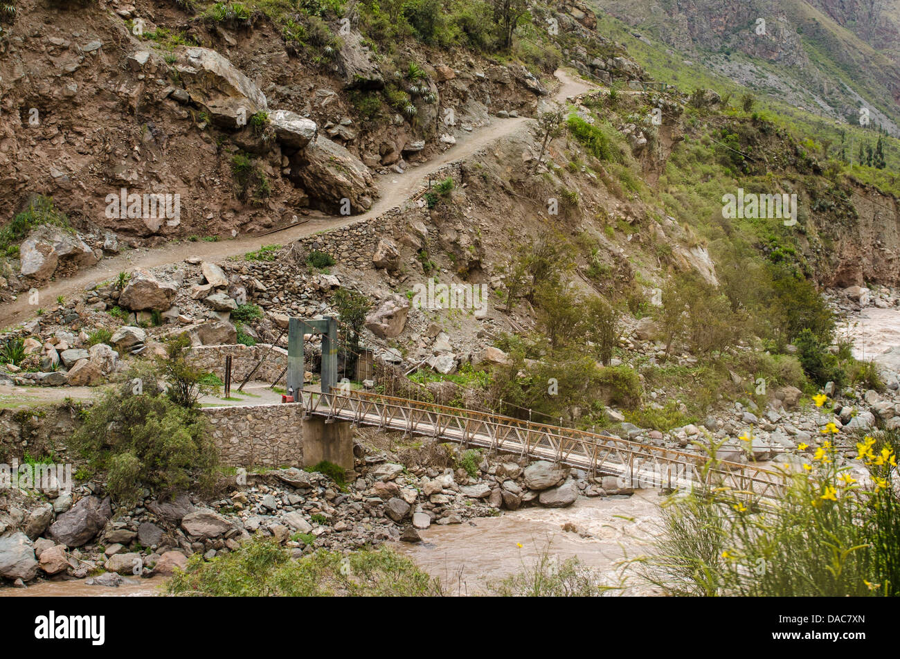 Il cammino Inca testa piedi ponte lungo il fiume Vilcanota nei pressi di Ollantaytambo, spaventata Valley, Perù. Foto Stock