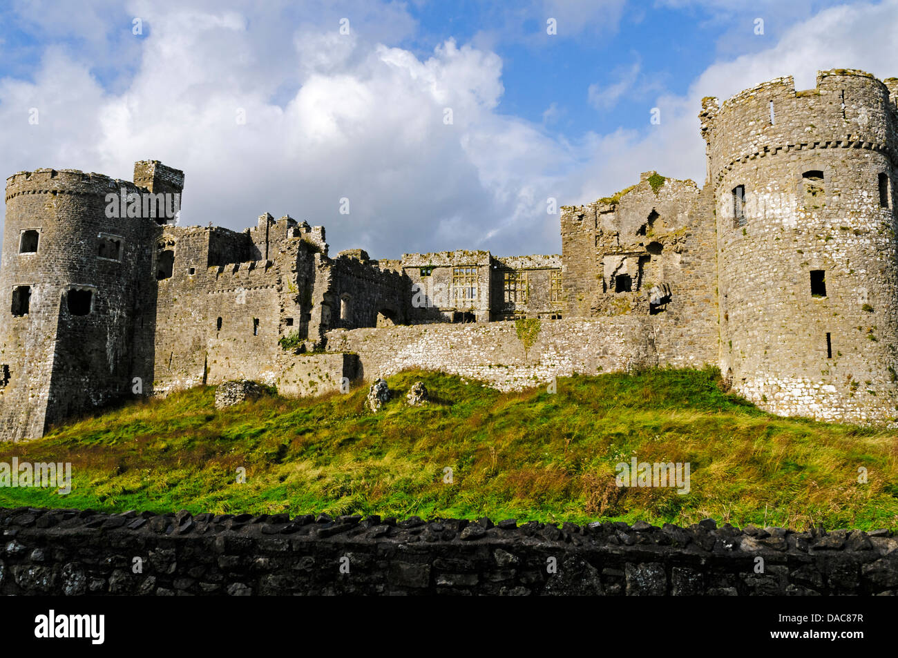 Il fronte sud facciata distrutta nella guerra civile della metà del Seicento presenta ancora la forza e l' eleganza di Carew Castle Foto Stock