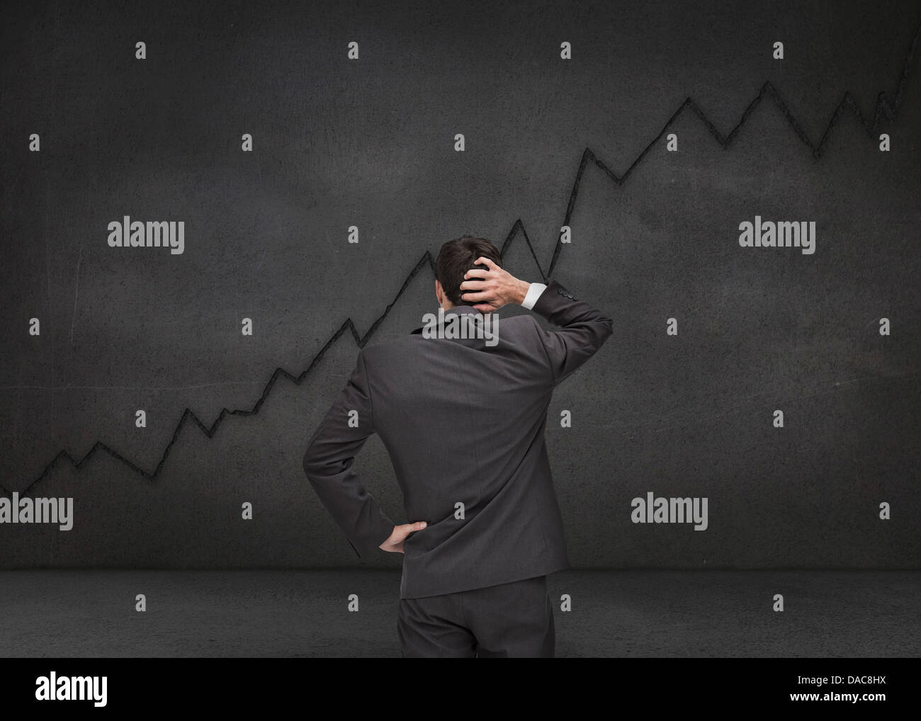 Esitando imprenditore guardando il grafico nero Foto Stock