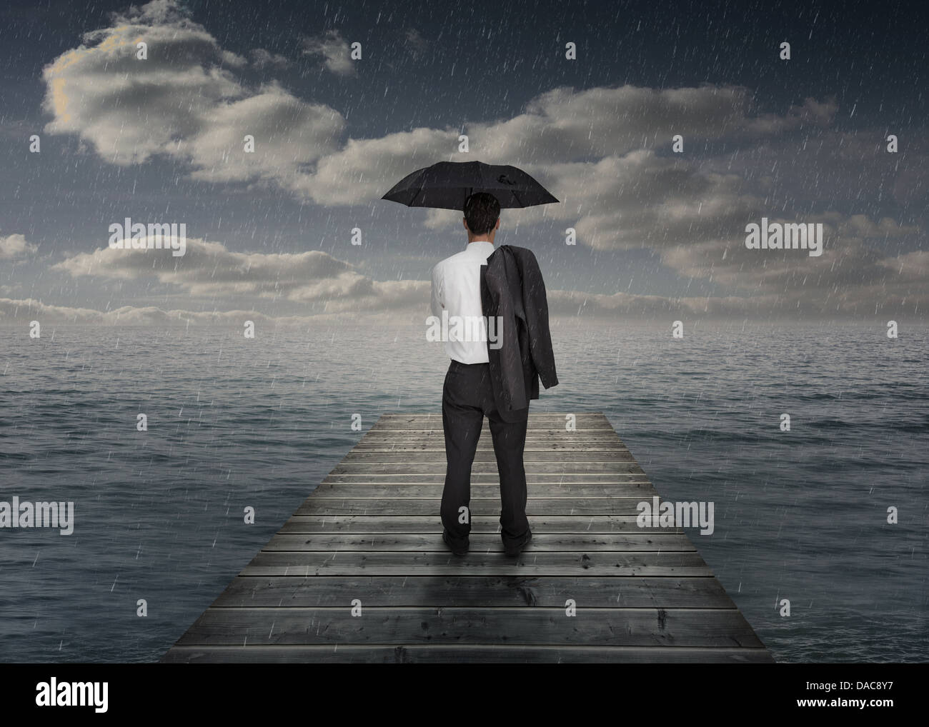 Imprenditore tenendo la sua camicia al di sopra del suo shouled Foto Stock