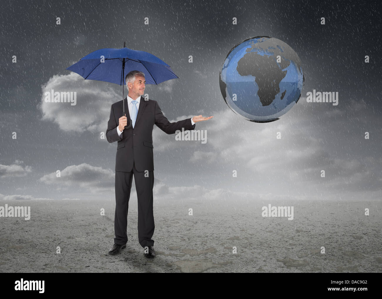 Imprenditore con ombrello blu Foto Stock