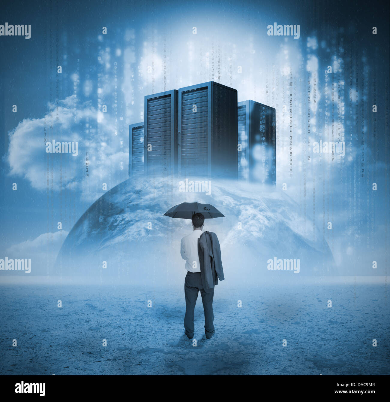 Imprenditore contemplando i server Foto Stock