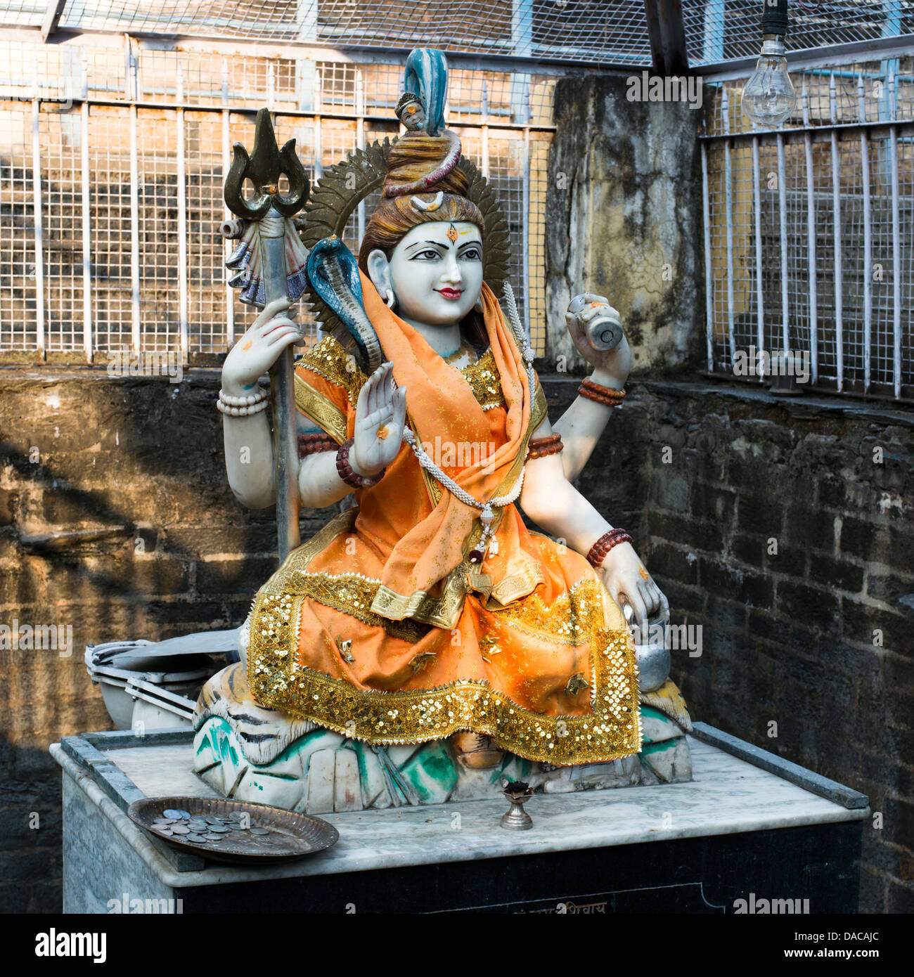 Il dio indù Shiva si trova davanti ad un tempio in Chamba, Himachal Pradesh, India Foto Stock