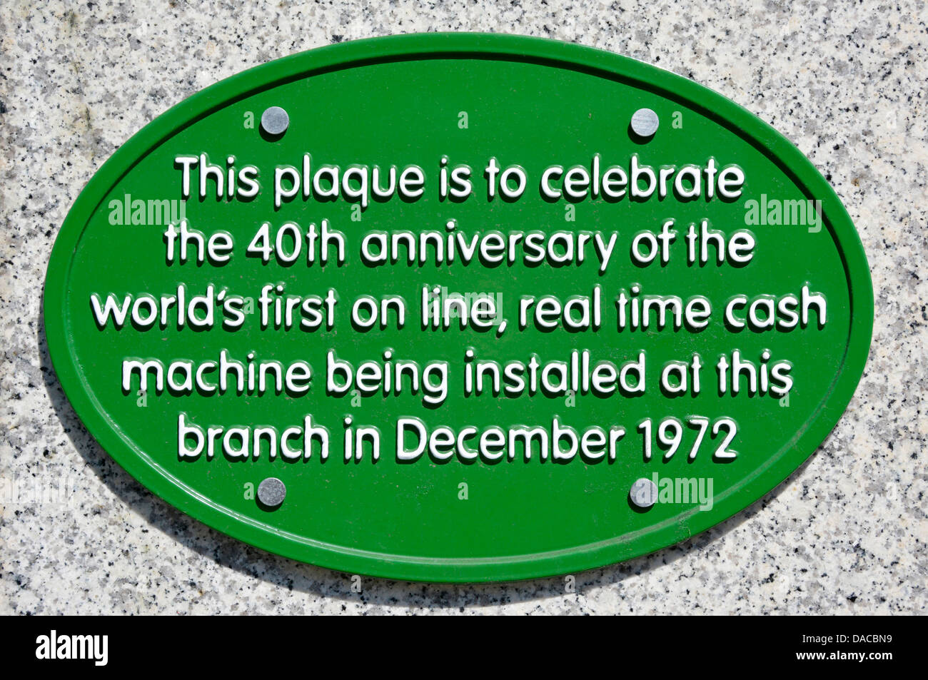 La storica placca da parete registra i Mondi in tempo reale Sportello bancomat presso la filiale della banca Lloyds, sede di Brentwood Essex Inghilterra Regno Unito Foto Stock