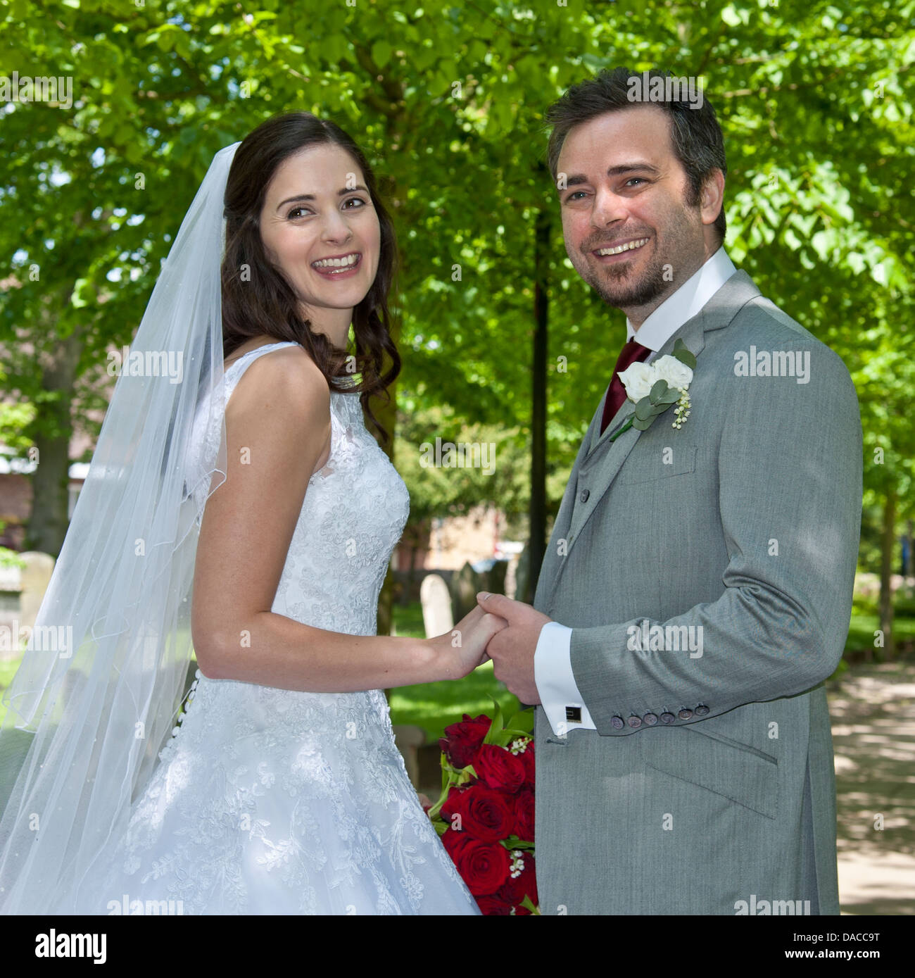 Sposa sposo percorso tradizionale sposato felice bianca attraente felice tradizionale giovane sposa e lo Sposo appena sposati a piedi verso il basso alberata sentiero della chiesa Foto Stock