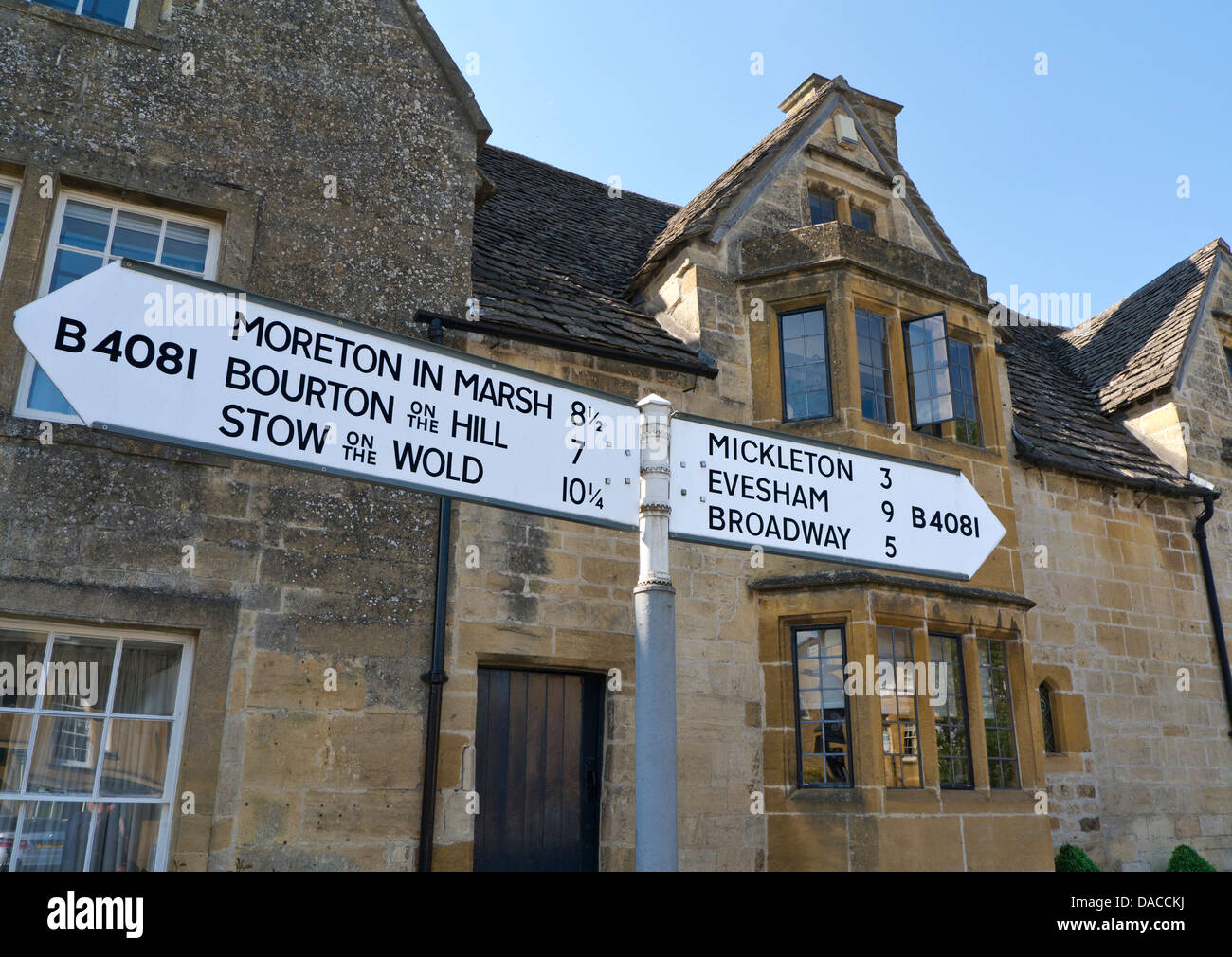 Tradizionale segno su strada in Chipping Campden High Street puntando ad una varietà di popolari Cotswolds borghi storici England Regno Unito Foto Stock