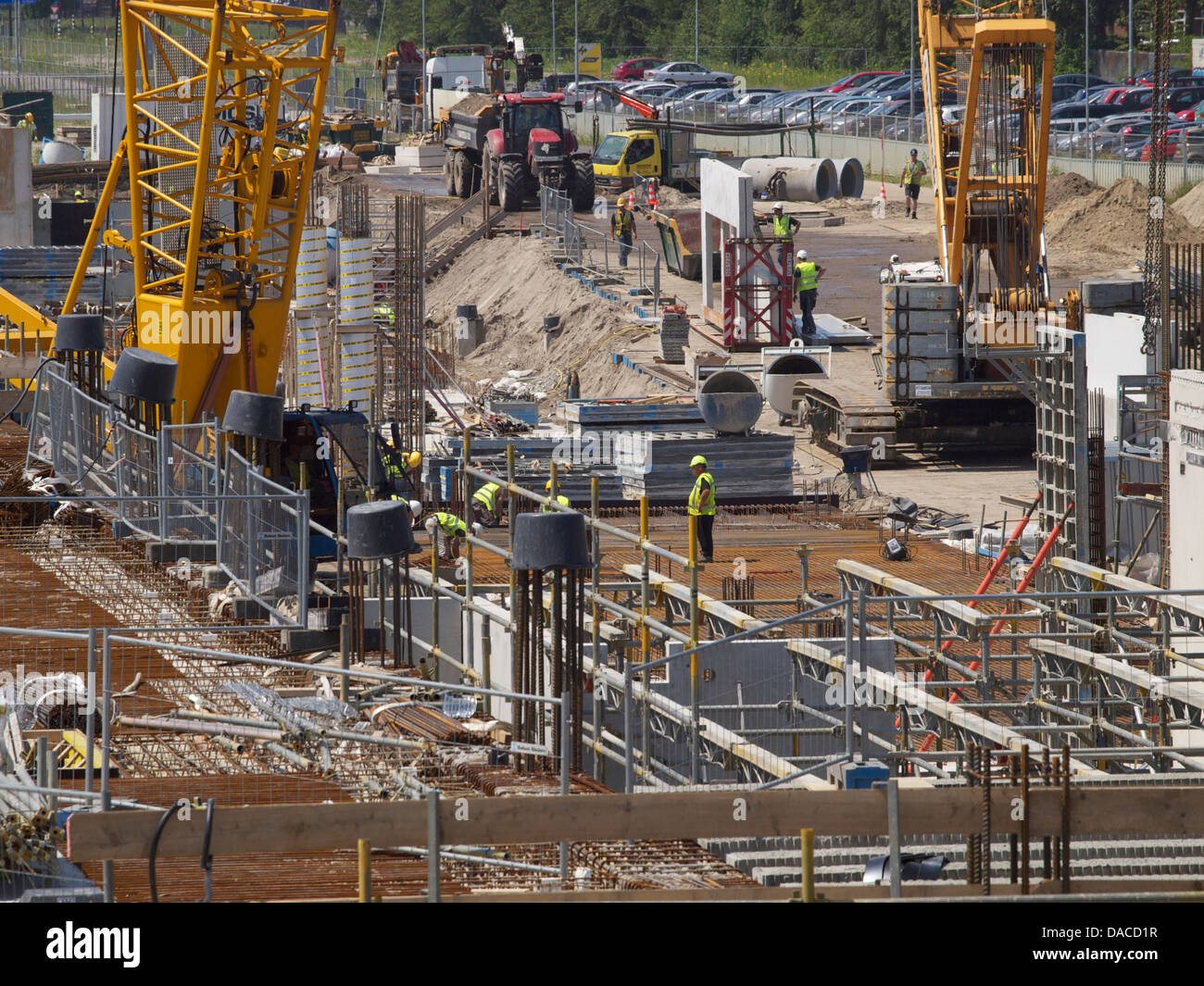 Infrastruttura grande progetto di costruzione, la nuova stazione ferroviaria di Breda, Paesi Bassi, con un sacco di persone che lavorano. Foto Stock