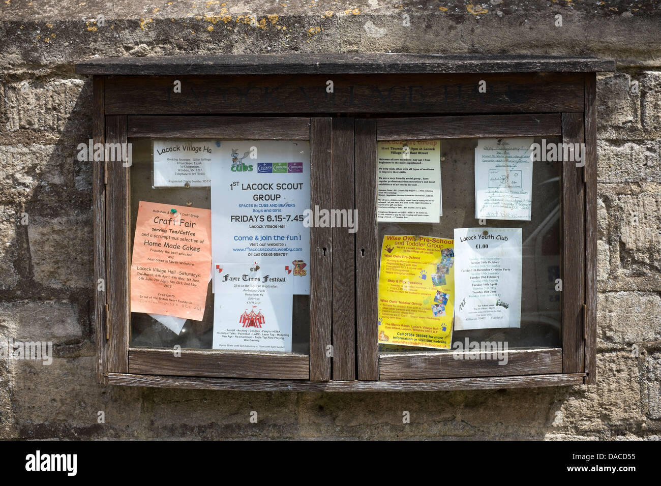 Villaggio Bacheca a Lacock Foto Stock