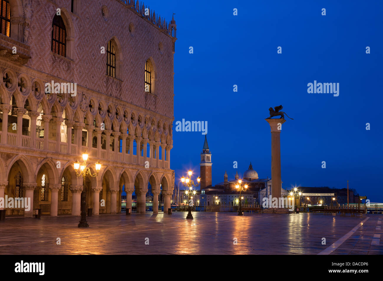 Piazza San Marco, all'alba, Venezia, Italia Foto Stock