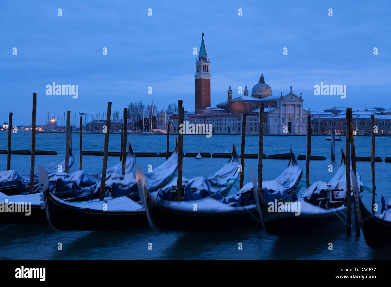 Coperta di neve gondole all'alba, San Giorgio Maggiore, Venezia, Italia Foto Stock