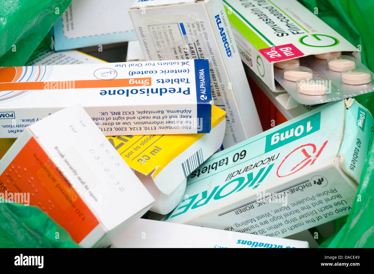 Un sacco di medicinali inutilizzati in attesa di essere restituito al farmacista per lo smaltimento Foto Stock