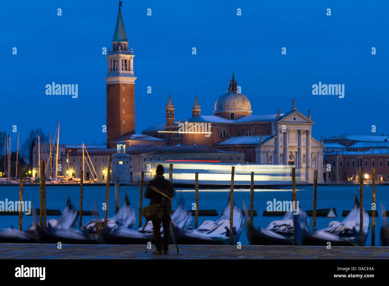 Coperta di neve gondole all'alba, San Giorgio Maggiore, Venezia, Italia Foto Stock