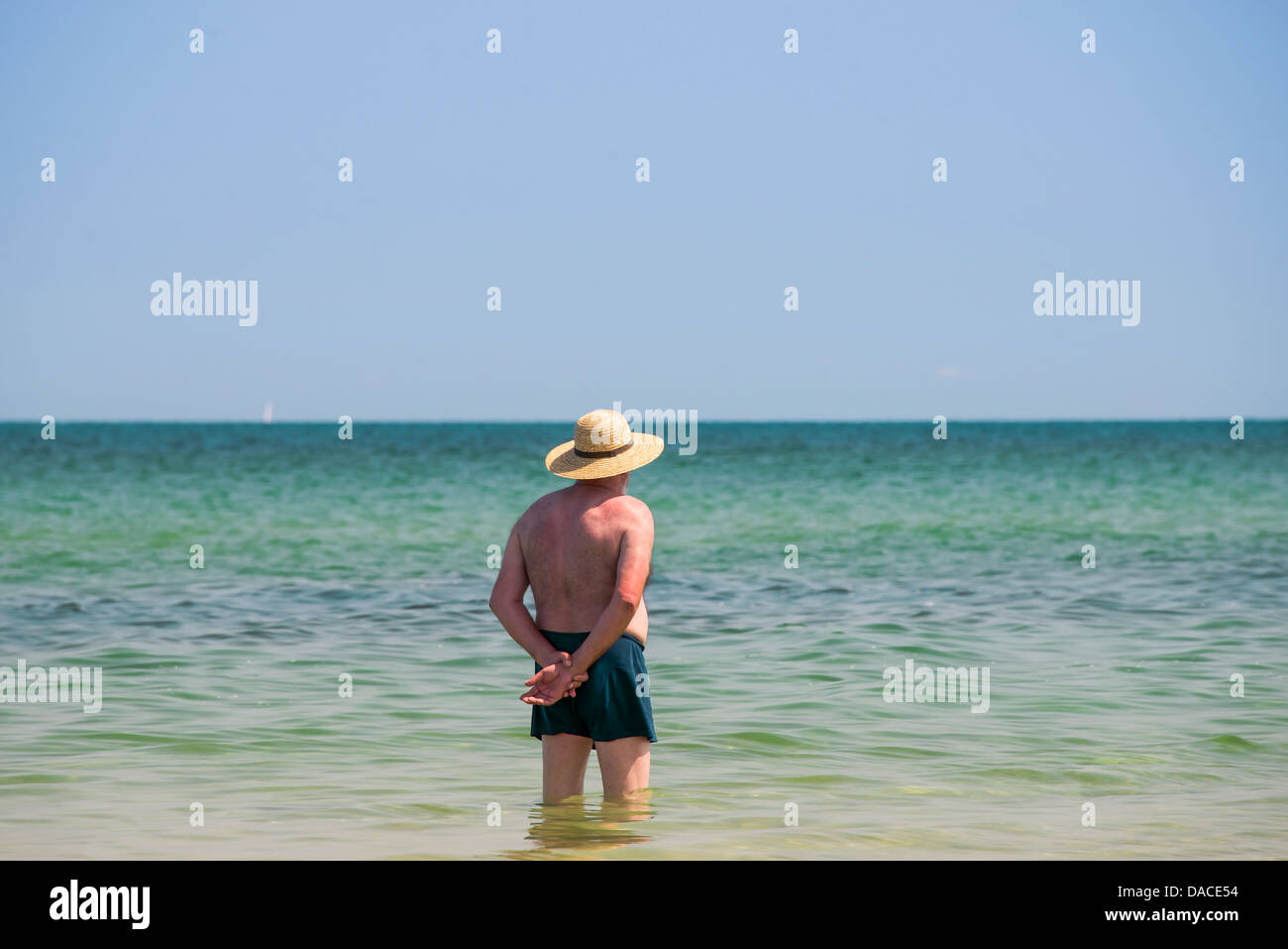 Lonely Man Standing in acqua Foto Stock
