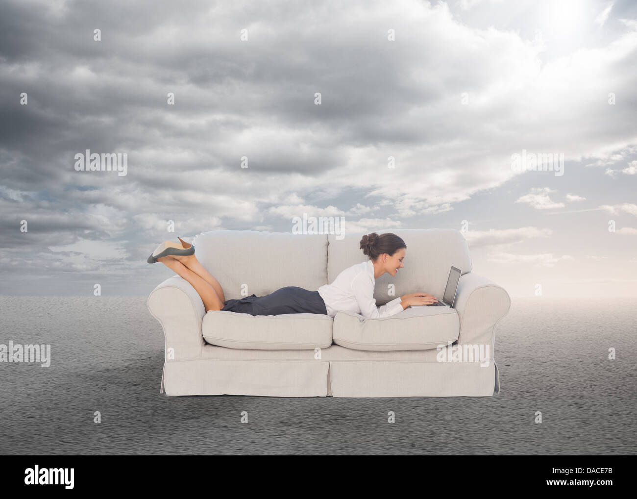 Elegante imprenditrice sdraiato sul lettino Foto Stock
